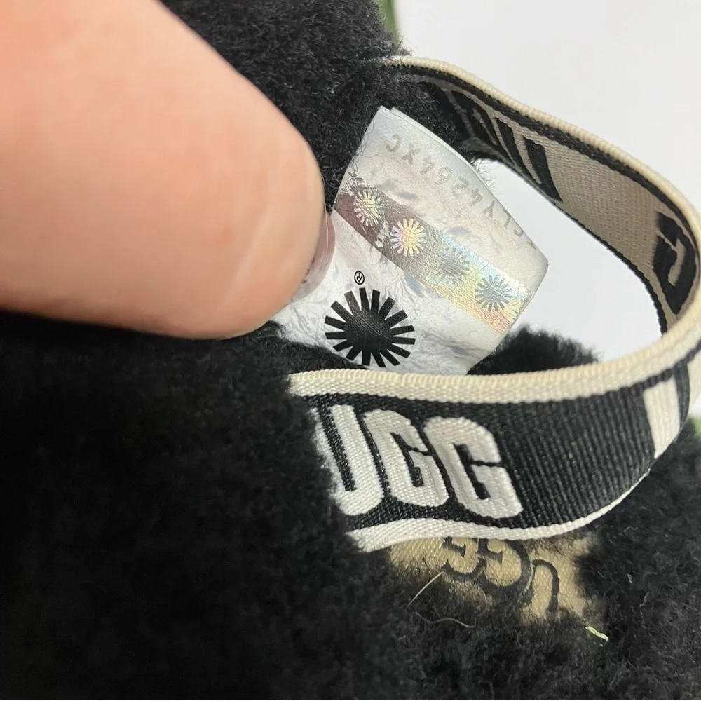 UGG Kids oh Yeah slides black & white size‎ 6